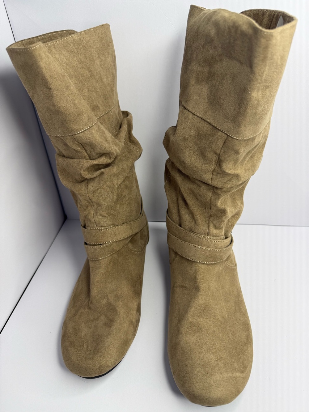 Women's Slouchy Knee-High Boots in Taupe Suede